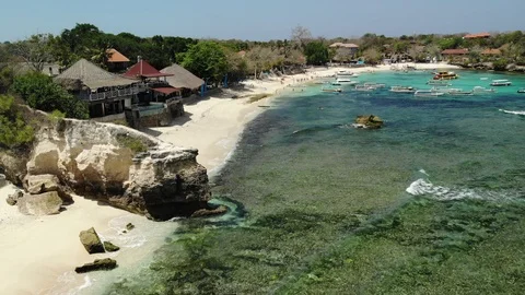Hidden Beach cliff, Mushroom Beach Bungalows, drone orbit Video stock 121443593