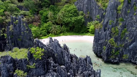 Hidden beach on El Nido Islands, Palawan Island Vídeo Stock 246943473