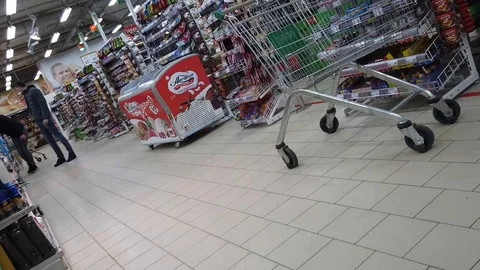 Hidden camera shooting of a grocery store during a coronavirus. Vídeo Stock 127736455