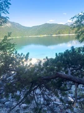 Hidden Mountain Lake in Deep Forest Wilderness Foto stock
