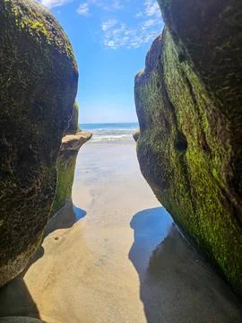 Hidden Ocean View Between Mossy Rocks Foto stock