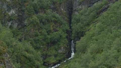 Hidden river in a small valley Vídeo Stock 116968631