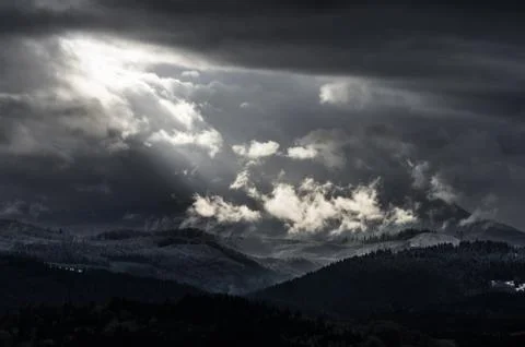 Hidden From View - Clouds part in front of Marys Peak revealing snow on the O Foto stock
