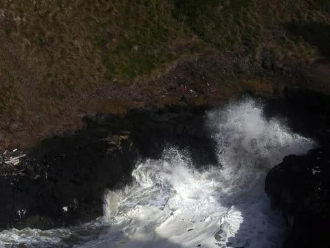 Hide tide waves foam in Devil's Churn Foto stock