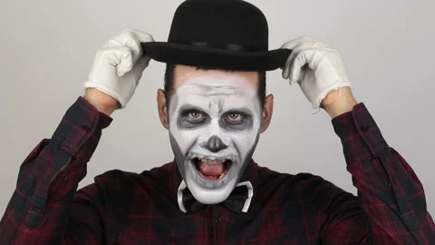 A hideous man in clown makeup raises his hat to greet his victim. Vídeos de archivo 140915663