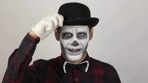 A hideous man in clown makeup raises his hat to greet his victim. Vídeos de archivo 140915678