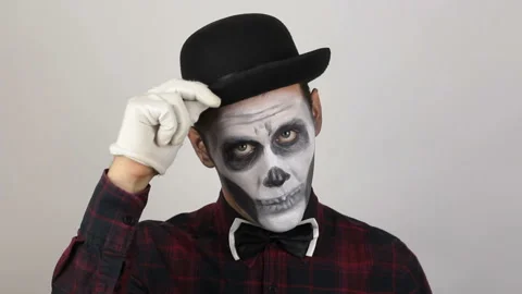 A hideous man in clown makeup raises his hat to greet his victim. Vídeos de archivo 140915702