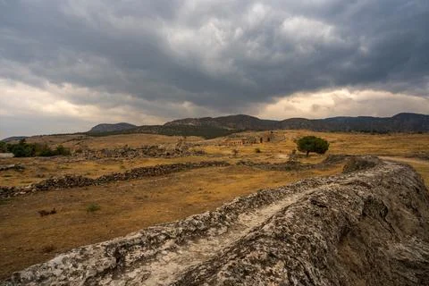 Hierapolis in Pamukkale: A desolate path winds through the arid landscape, .. Stockfoto's