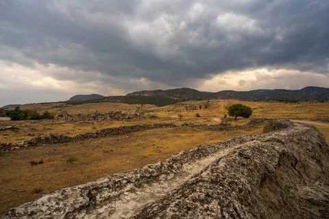 Hierapolis in Pamukkale: A desolate path winds through the arid landscape,... Stockfoto's
