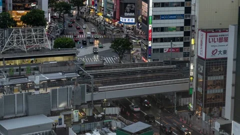 High Above Timelapse out towards Shibuya Crossing and skyscrapers on rainy Vidéo 138066650