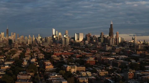 High aerial of Chicago in evening Vidéo 126230953