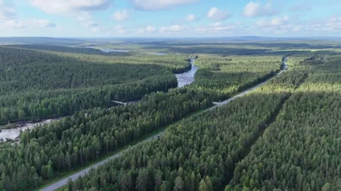 High aerial drone of E75 highway traffic and Kitinen River Lapland Vidéo 332210052
