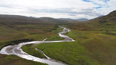 High aerial drone returning over winding river in Kåfjord tundra Vidéo 332210053