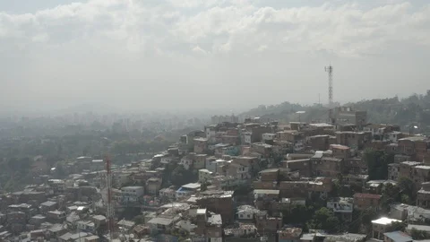 High aerial over the top of Comuna 13 towards the other neighborhoods nearby Vidéo 105619087
