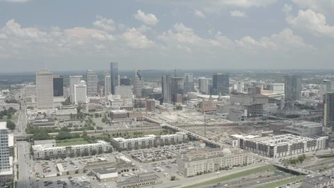 High aerial pull back from downtown Nashville, Tennessee skyline Stock-Footage 111732091