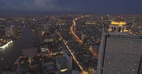 High Aerial Pullback of Bangkok City Skyline and Rooftop Bar at Dusk Vidéo 71338811