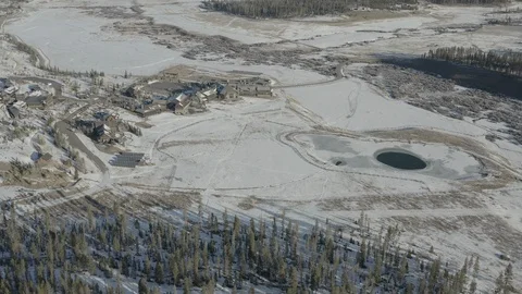 High aerial pushes over the Devil's Thumb Ranch property in snowy Colorado 스톡 동영상 122118033