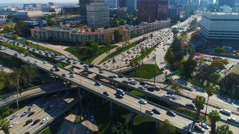 High Aerial shot of freeway traffic in Los Angeles. Camera moving left Vidéo 87526273