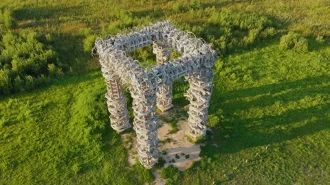 High aerial view art object "White Gate" in the village Nikola Lenivetz, Kaluga Vídeos de archivo 159369221