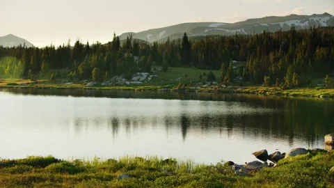 High alpine lake in the Beartooth Mountains, Montana Vídeo Stock 265891438