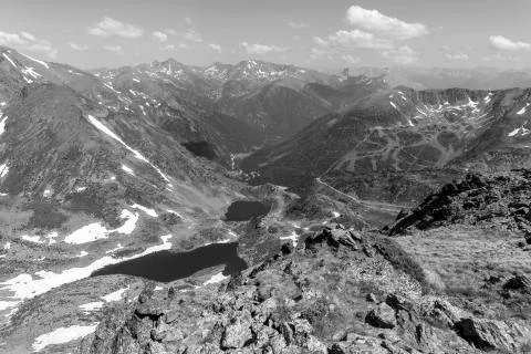 High alpine landscape with snow fields and lakes in the region Ordino Arcalis Foto stock