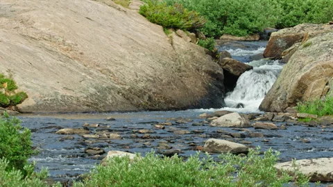 A high alpine stream flows through the Beartooth Mountains in Montana Vídeo Stock 265892568