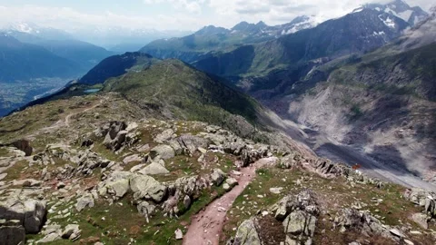 High-Alpine Trails: 4K Drone View of Switzerland's Rugged Wilderness and Vidéo 332743502