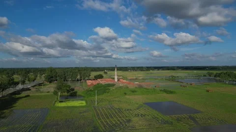 High altitude aerial view of brick kiln chimney in green agricultural field.. Vídeo Stock 342942048