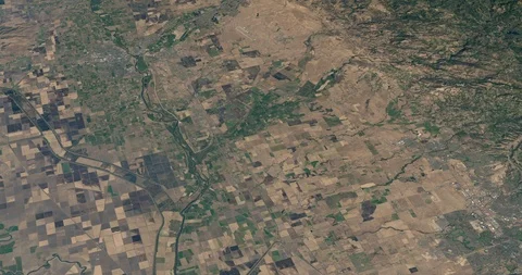 High-altitude circular tracking shot of valley farmland, California 動画素材 118458929