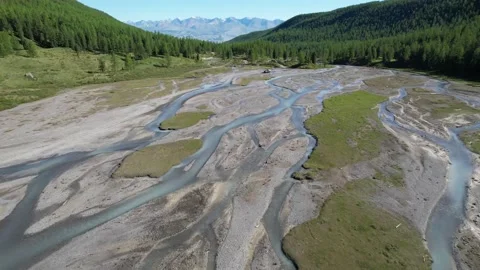 High altitude discontinuous river in valley Vidéo 211077816