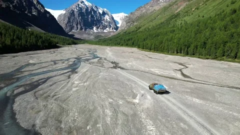 High altitude discontinuous river in valley Vidéo 211310450
