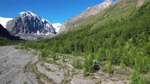 High altitude discontinuous river in valley Vidéo 211310521