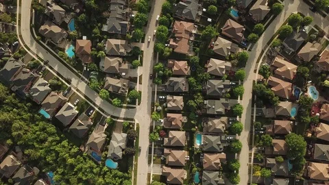 High altitude drone flight over a suburban community in summer. 스톡 동영상 90470512