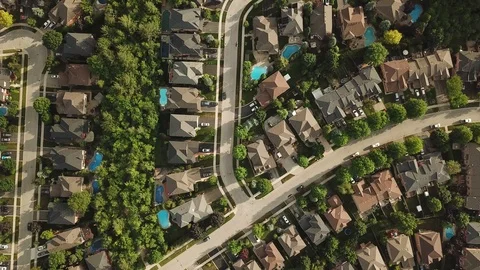 High altitude drone flight over a suburban community in summer. Vidéo 90470581