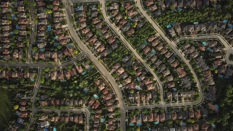 High altitude drone flight over a suburban community in summer. Vidéo 90470886