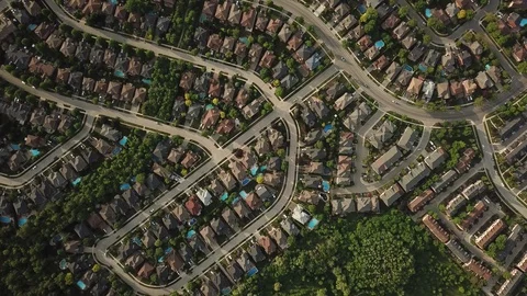 High altitude drone flight over a suburban community in summer. Vidéo gratuite 90470894