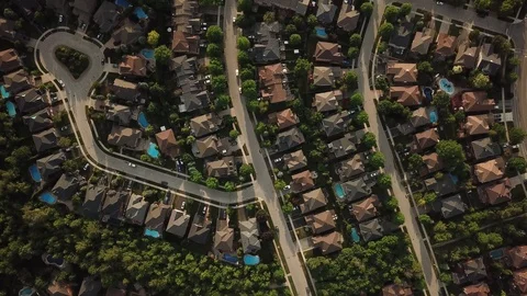 High altitude drone flight over a suburban community in summer. 動画素材 90470920