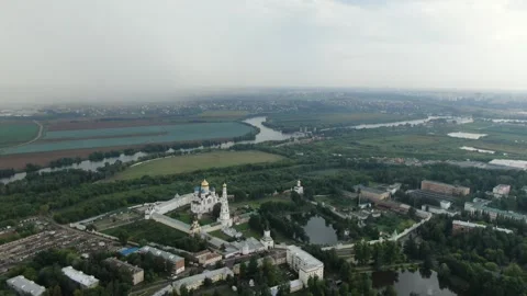 High altitude drone flying forward over river landscape Vidéo 323974568