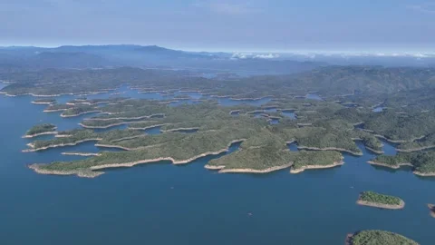 High-altitude drone pullback over Ta Dung Lake at sunrise, Dak Nong 스톡 동영상 337404916