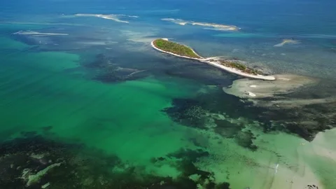 High altitude drone shot showing multiple Tondol islands with vibrant blue Vidéo 328396452