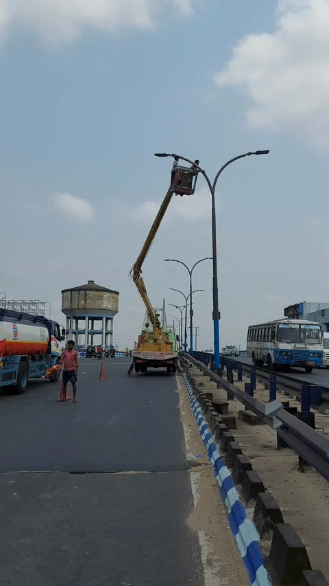High altitude electrical  work on vidyasagar setu, calcutta. Video stock 182708258