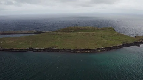 High altitude flight over the Eilean Flodigarry near coastline of Isle of Skye 스톡 동영상 116108943