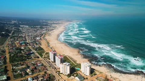 High altitude flight over long curved golden beach with turquoise Pacific surf Vídeo Stock 332609641