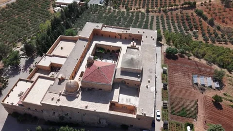 High Altitude Lateral Drone Move Toward Deyrulzafaran Monastery 4K Vídeo Stock 337065360