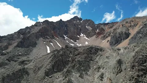 High altitude mountain with snow and clouds Vidéo 217427451