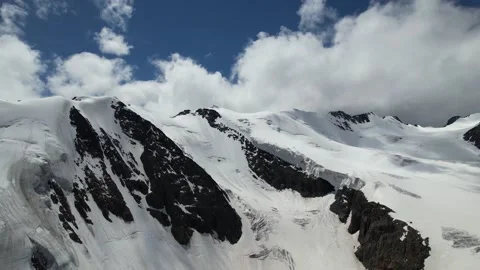 High altitude mountain with snow and clouds Vidéo 217427481