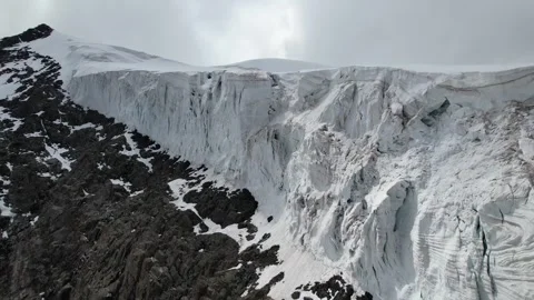 High altitude mountain with snow and clouds Vidéo 217427732