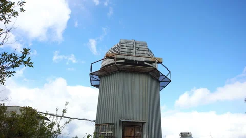 High Altitude Observatory Tower opens shutters for telescope Vídeos de archivo 253631140