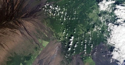 High-altitude overflight aerial of the Upper Waiakea Forest Reserve, Hawaii 動画素材 70405595
