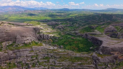 High Altitude Reverse Flight Above a Dramatic Green Valley Vídeos de archivo 341129051